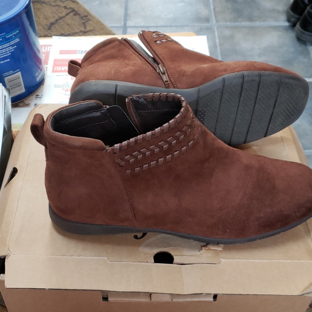 Suede ankle boots Size 10 wide Comfortview